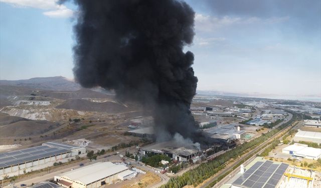 Elazığ OSB’de Fabrika Yangını: 5 İşçi Hafif Yaralandı