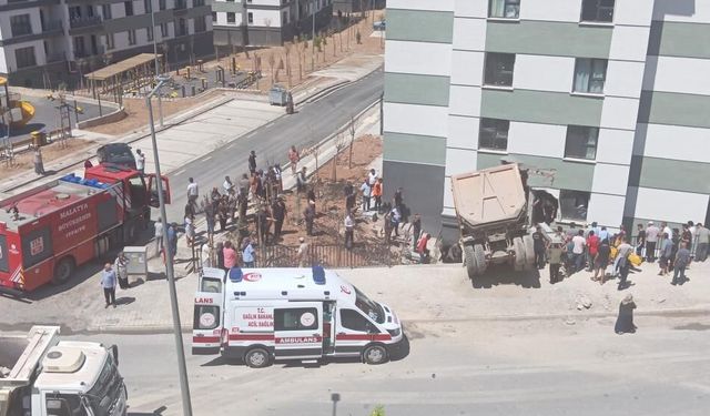 Hafriyat Kamyonu Apartmana Çarptı: Sürücü Araçta Sıkıştı
