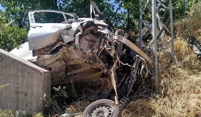 Otomobil Menfeze Çarptı: Sürücü Ağır Yaralı
