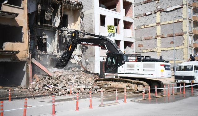 Yeşilyurt’ta Metruk Bina Yıkıldı