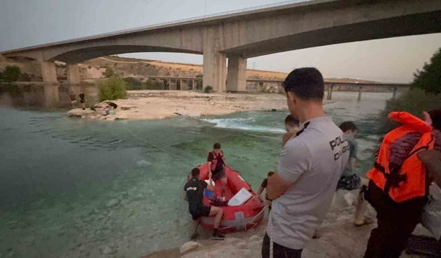 Fırat Nehri’nde Mahsur Kalan 10 Kişi Kurtarıldı