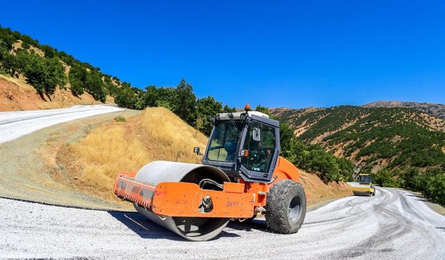 Pütürge’de 14 Kilometrelik Yol Çalışması Sürüyor