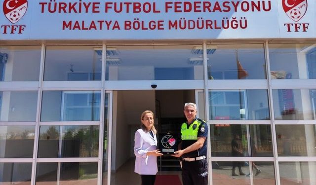 Üşüyen Çocuğa Çorabını Veren Polise Fair Play Ödülü