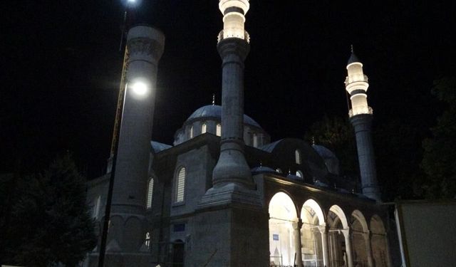 Yıkılan Yeni Cami Yeniden Yükseliyor: Işıkları Yandı