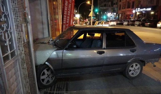 Kontrolden Çıkan Otomobil Dershaneye Daldı