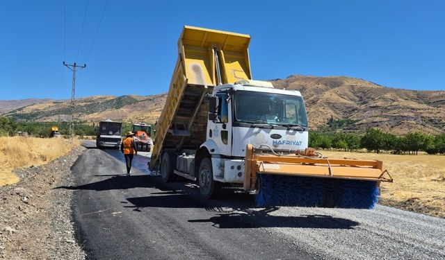Ulaşım Atağı: 20 Kilometrelik Grup Yolunda Asfalt Çalışması