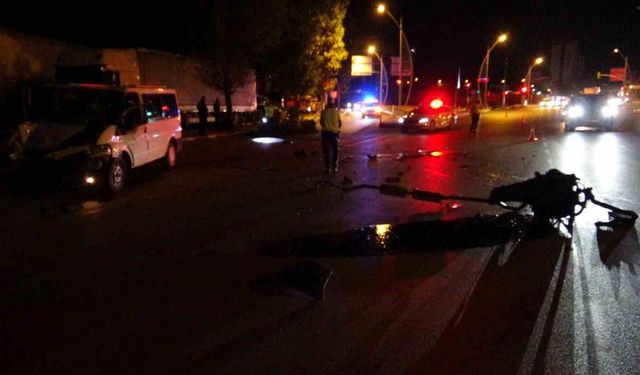 Kontrolden Çıkan Minibüs Ağaca Çarptı: 2 Yaralı