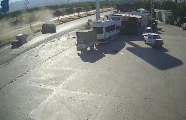 Akçadağ’da Feci Kaza: Otomobil Devrildi, 3 Yaralı