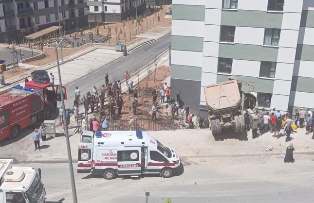 Hafriyat Kamyonu Apartmana Çarptı: Sürücü Araçta Sıkıştı