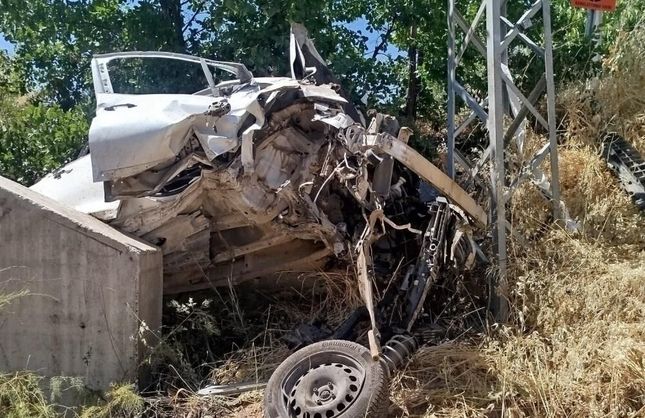 Otomobil Menfeze Çarptı: Sürücü Ağır Yaralı