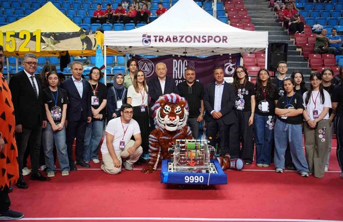 Robotlar spor salonunda yarıştı