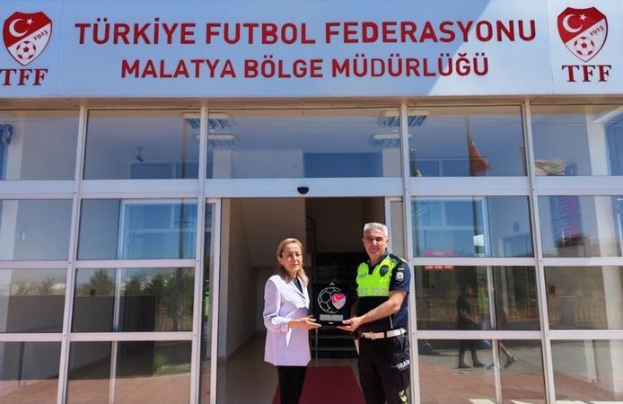 Üşüyen Çocuğa Çorabını Veren Polise Fair Play Ödülü