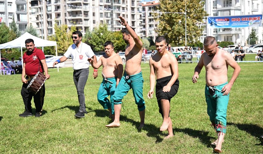 Açılış Törenine Yoğun İlgi, 300 Pehlivan Er Meydanına Çıktı