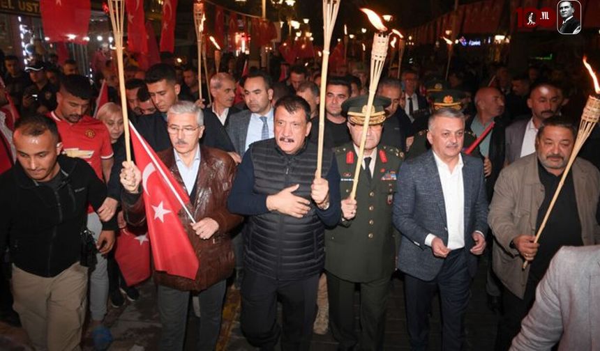 Binlerce Malatyalı Kortej Yürüyüşüne Ve Fener Alayına Katıldı