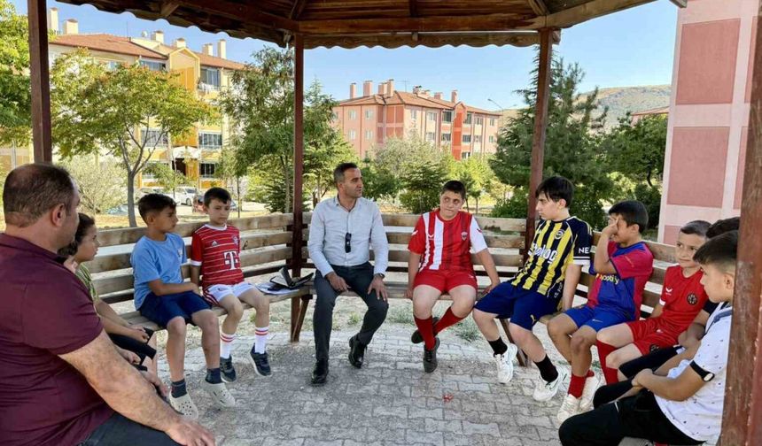 Başkan Ulutaş'tan engelli vatandaşa akülü araç desteği, çocuklara ziyaret