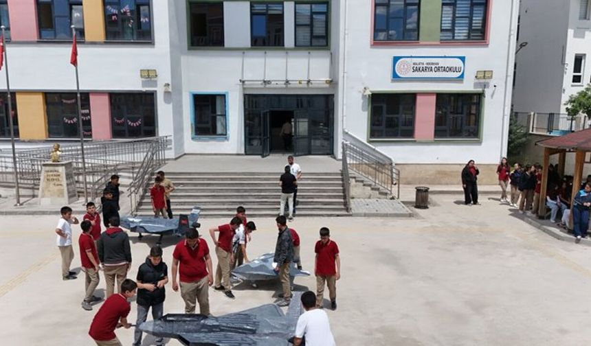 Hekimhan'da öğrenciler yaptıkları maket uçakları sergiledi