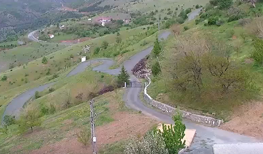 Deprem anı kameraya yansıdı