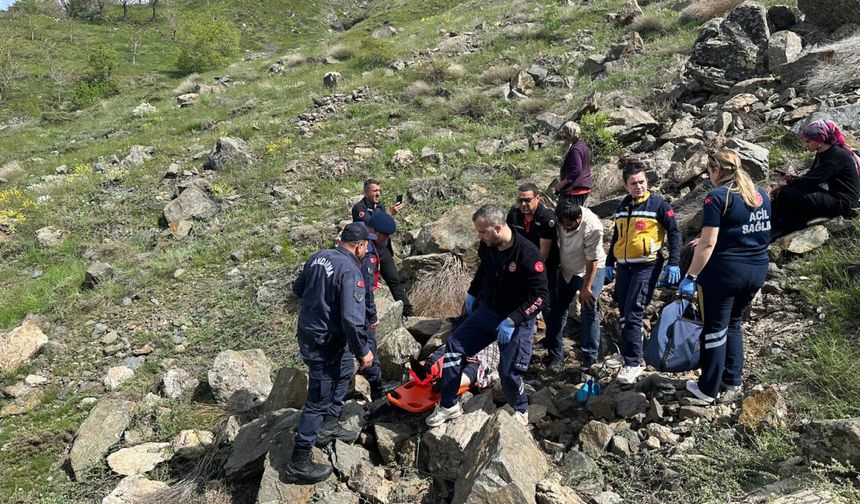 Malatya'da kayalıklarda mahsur kalan yaşlı kadın kurtarıldı
