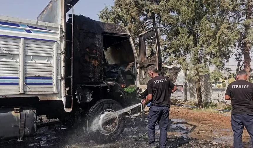 Nusaybin’de Park Halindeki Kamyon Alevlere Teslim Oldu