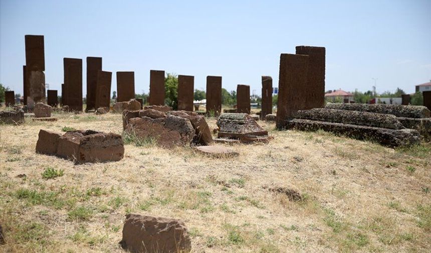 Meydan Mezarlığı’nda Yeni Mezar Gün Yüzüne Çıkarıldı