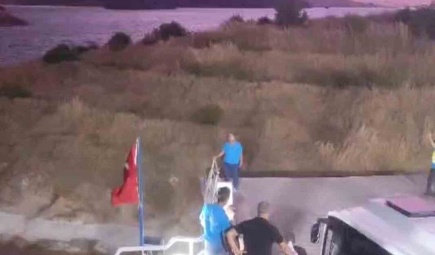 Elazığ'da fırtına etkili oldu: Feribot iskeleye yanaşamadı