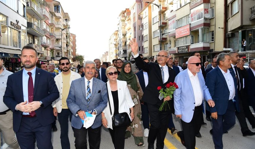 Kayısı Festivali kortej yürüyüşü coşkuyla yapıldı