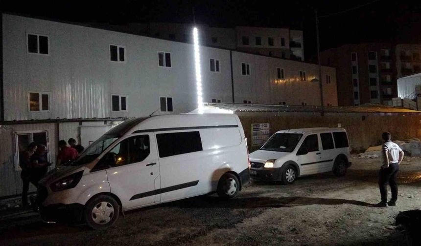 Genç işçi şantiyede çarşafla asılı halde bulundu