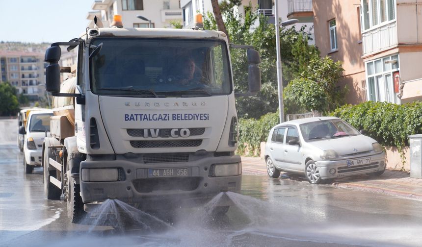 Battalgazi’de Sokaklar Yıkandı, Atıklar Toplandı