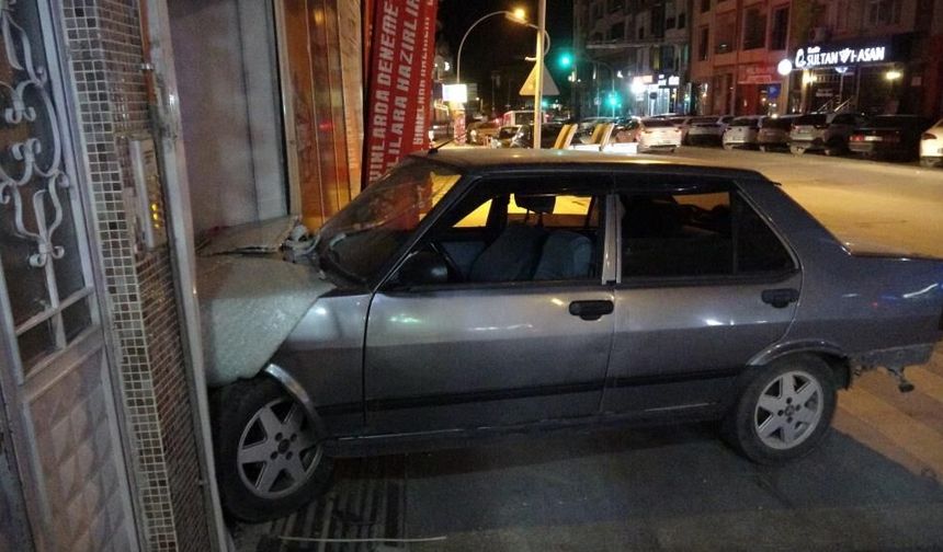 Kontrolden Çıkan Otomobil Dershaneye Daldı