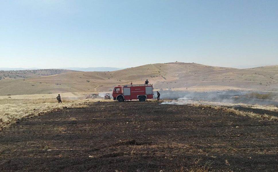 Arguvan Karahüyük Mahallesi’nde Ekin Yangını