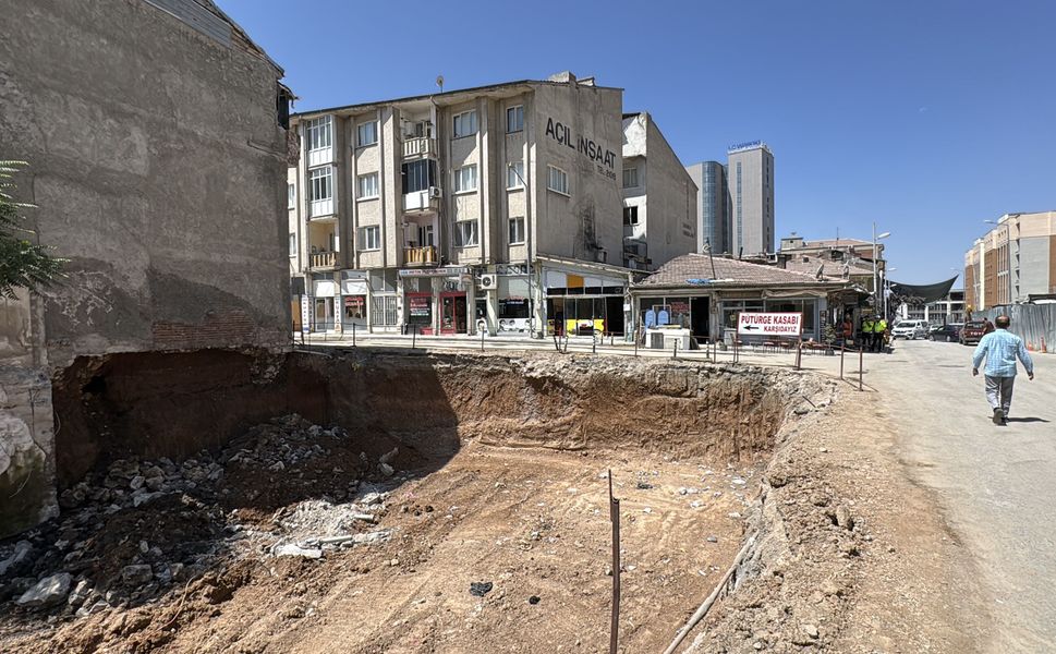 Temel kazısı sırasında hasar olan bina boşaltıldı