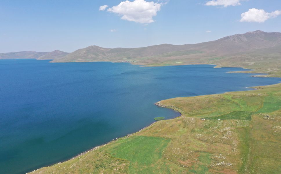 Balık Gölü serin havasıyla ziyaretçilerini ağırlıyor