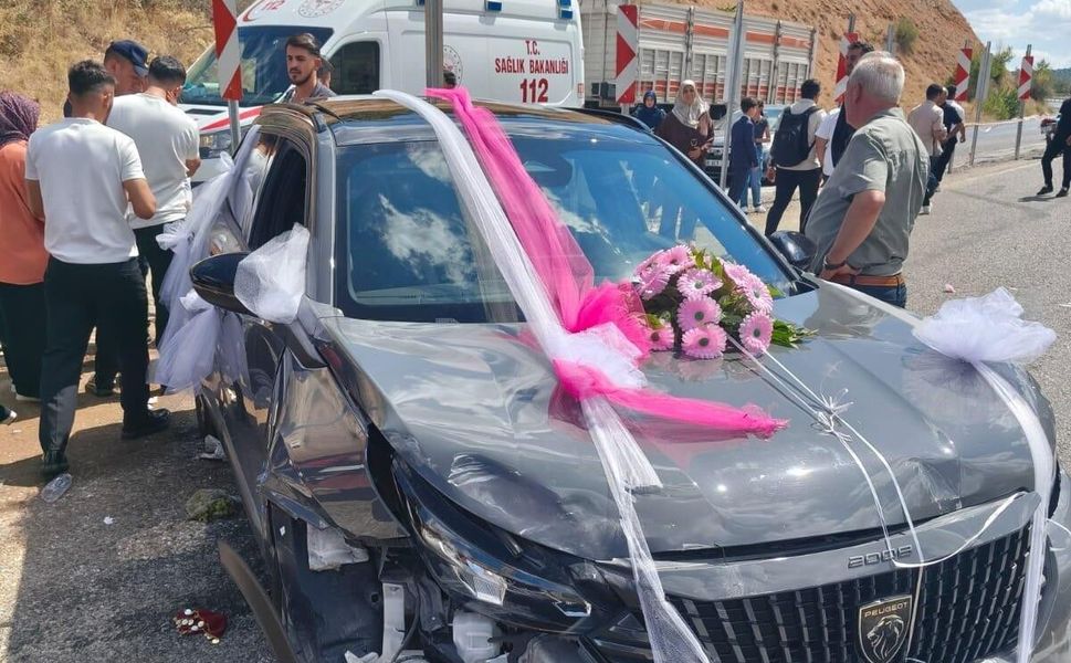 Düğün konvoyunda kaza: 9 yaralı