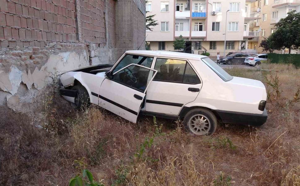 Duvara çarpan otomobilin sürücüsü kayıplara karıştı