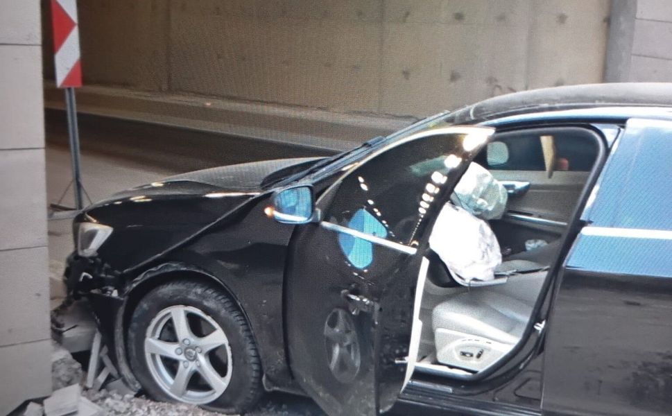 El Freni Unutuldu, Araç Tünele Çarptı: Bebek Yaralandı