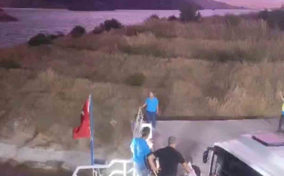 Elazığ'da fırtına etkili oldu: Feribot iskeleye yanaşamadı