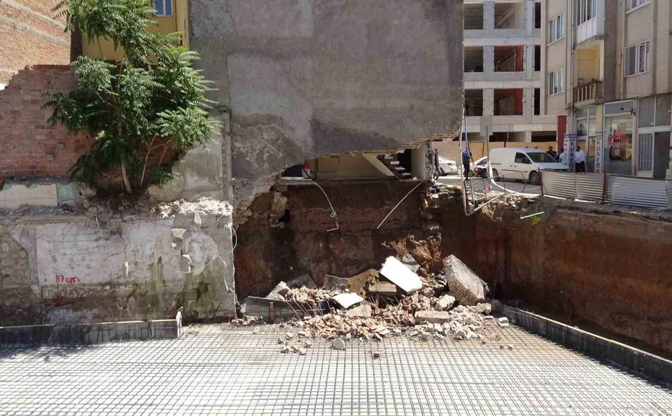Göçük Paniği: Tahliye Edilen Binadan Beton Parçaları Düştü