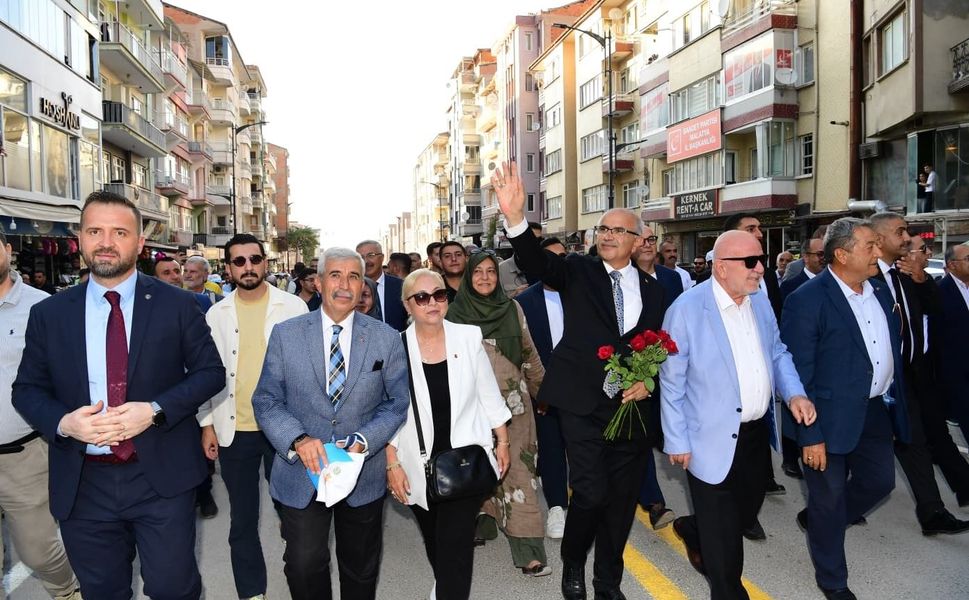 Kayısı Festivali kortej yürüyüşü coşkuyla yapıldı