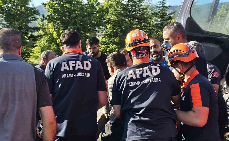 Kazada sıkışan sürücü için ekipler seferber oldu