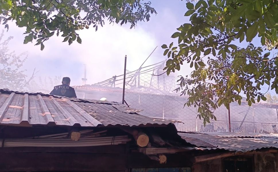 Müstakil ev yangında kullanılamaz hale geldi