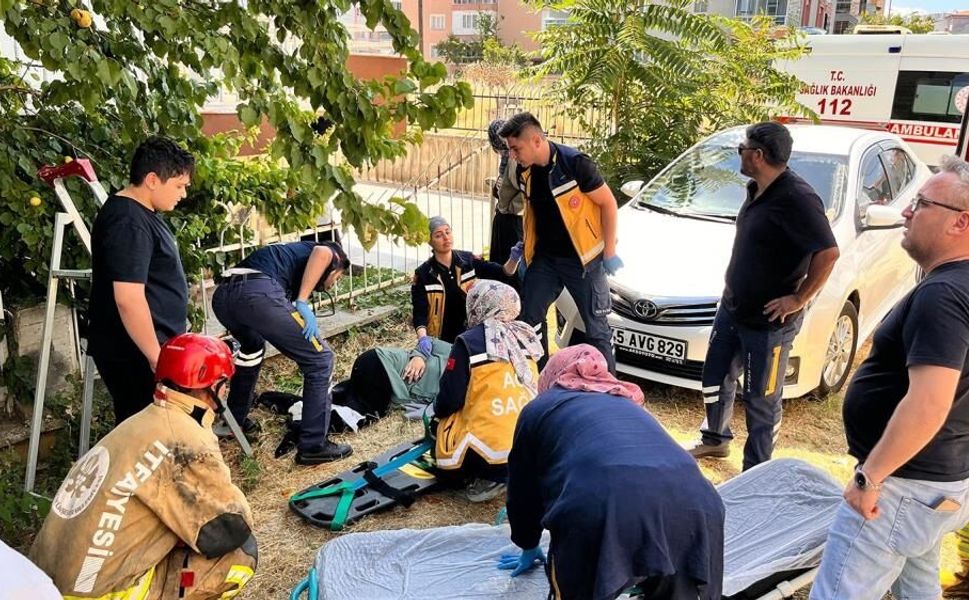 Kayısı Toplarken Korkunç Kaza: Demir Korkuluğa Saplandı