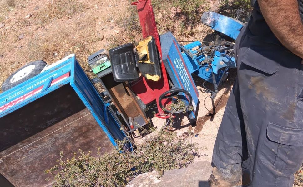 Çapa motoru şarampole devrildi: 2'si çocuk 3 yaralı