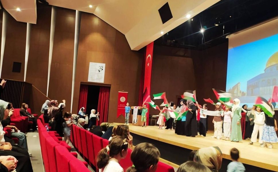 'Mescid-i Aksa ve Umut' tiyatrosu izleyiciyle buluştu
