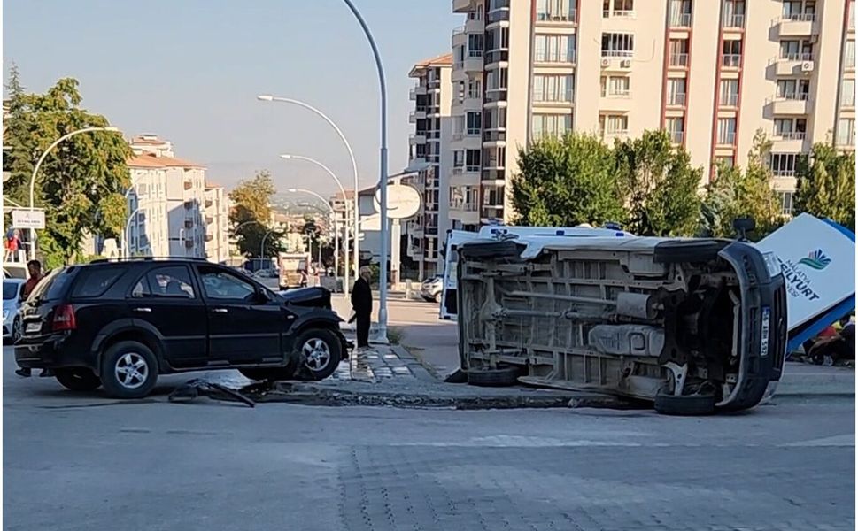 Yeşilyurt’ta Minibüs ile Otomobil Çarpıştı: 4 Yaralı