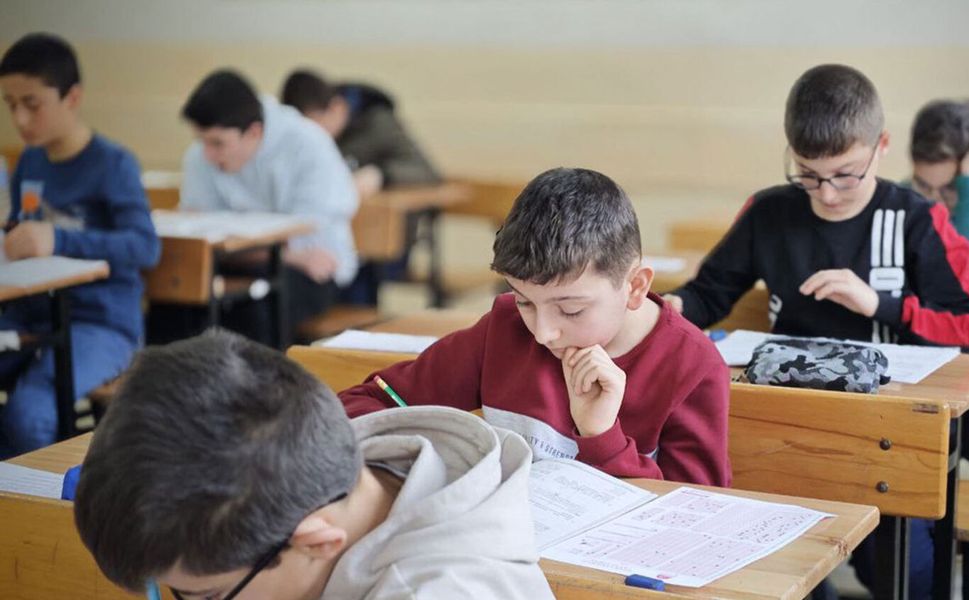 Güvenlik, Telefon Yasağı ve Ücretsiz Eğitim Vurgusu