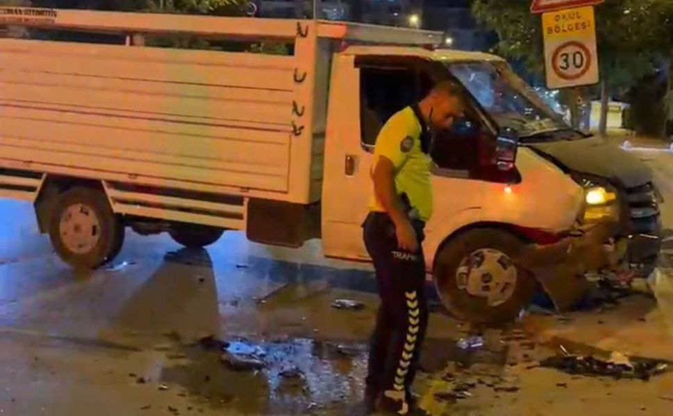 Yeşilyurt’ta Transit ile Otomobil Çarpıştı: 3 Yaralı
