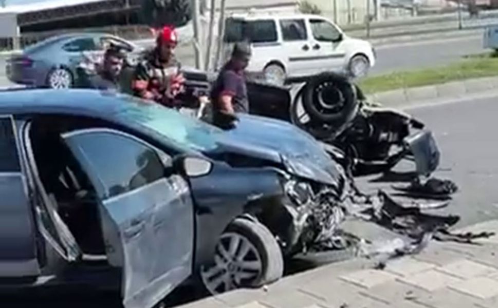 Yeşilyurt’ta İki Otomobil Çarpıştı: 3 Kişi Yaralandı