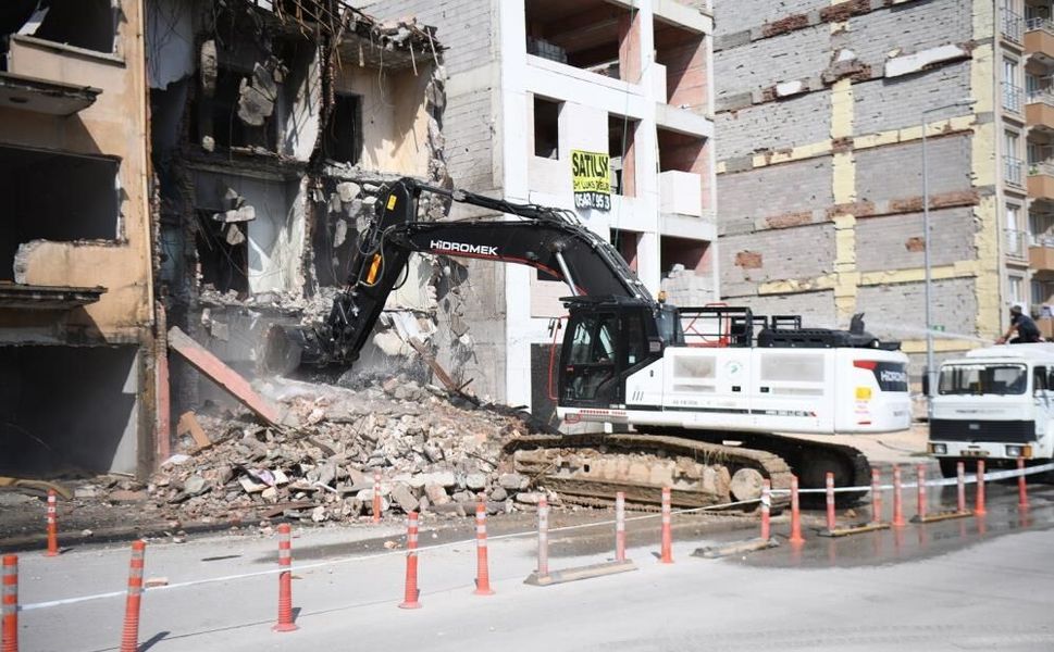Yeşilyurt’ta Metruk Bina Yıkıldı