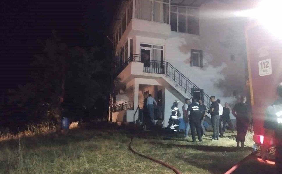 Akçadağ’da İki Katlı Evde Yangın: Maddi Hasar Oluştu