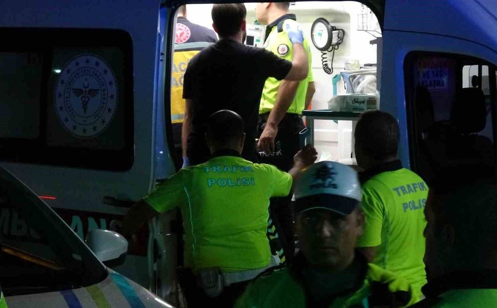 Ekip Aracı ile Otomobil Çarpıştı: 3 Yaralı